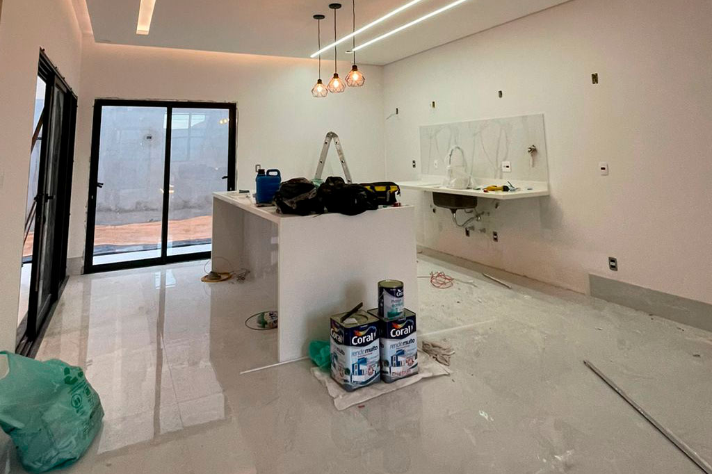Foto de um cozinha americana em construção