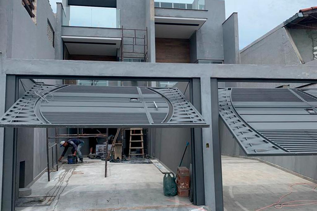 Foto de uma casa germinada sendo construída