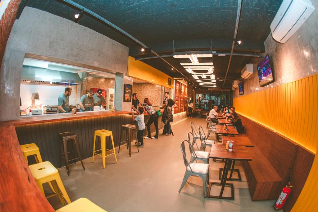 Foto interna do restaurante Hideout